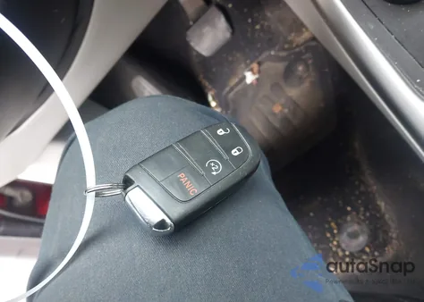 2018 Jeep Compass Latitude 4X4 z USA, uszkodzony, nr VIN 3C4NJDBBXJT167785